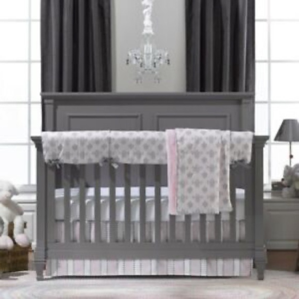 Liz And Roo Bella Damask Crib Bedding set